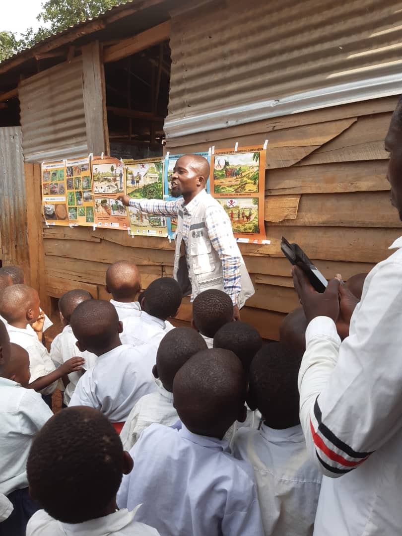 COSAWOH aide les élèves de Bagira et Kabare à échapper aux Restes Explosifs de Guerre (REG)