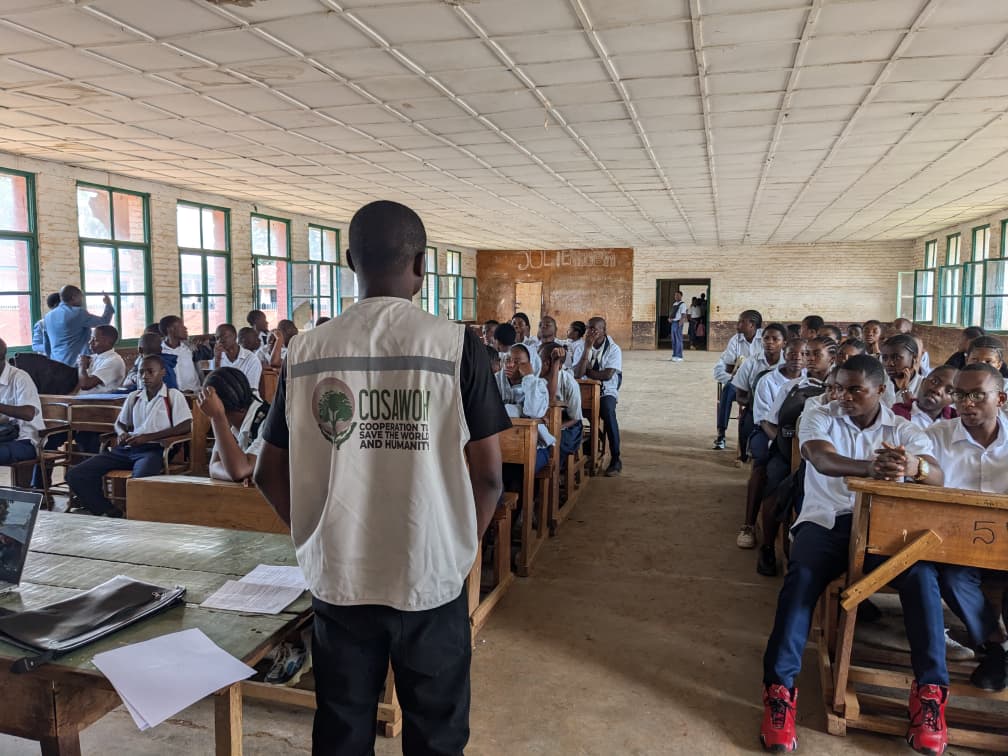 Clôture des 16 jours d’activisme contre les VBG : COSAWOH mobilise les élèves de l’Institut de Bagira pour un numérique responsable.